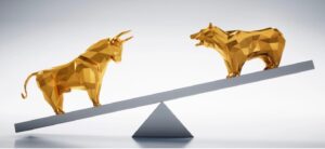 Illustrasjon av en okse og en bjørn som symboliserer optimistiske og pessimistiske markedsutsikter, brukt i en artikkel om gullprisens fremtidige utvikling.