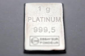 En 1-grams platina-barre merket med 'PLATINUM 999,5', som indikerer høy renhet.