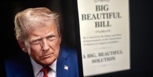 Donald Trump med hevet pekefinger, illustrerer uttalelsen om en ‘big, beautiful bill’ og mulig gjeldskrise i USA.