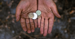 numismatiske mynter i hånd